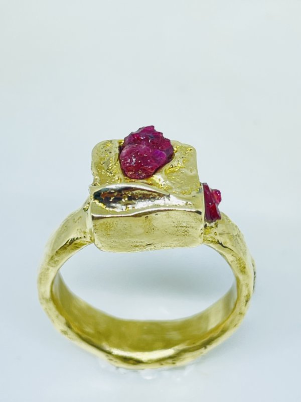 Anello in ottone e rubini grezzi realizzato con la tecnica della fusione con la sabbia misura 16 o a richiesta