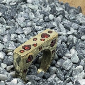 Anello d'Amour, in ottone e una cascata di cuoricini, rossi o blu o rosa