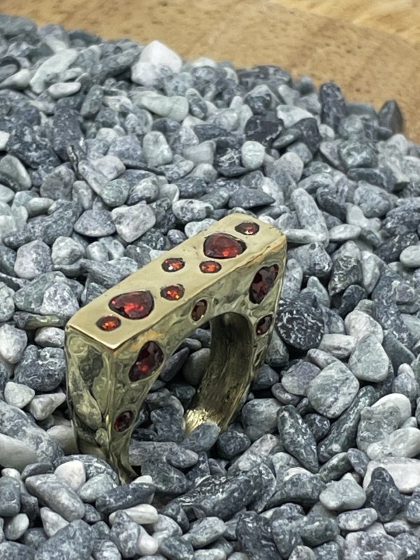 Anello d'Amour, in ottone e una cascata di cuoricini, rossi o blu o rosa