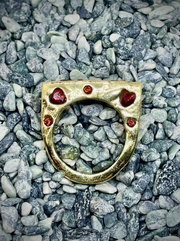 Anello d'Amour, in ottone e una cascata di cuoricini, rossi o blu o rosa - immagine 2