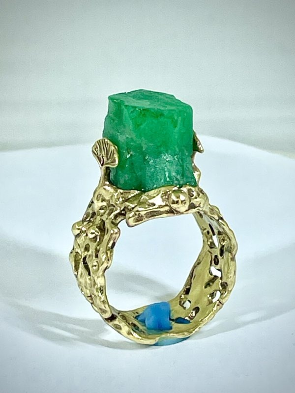 Anello in ottone e smeraldo grezzo. foglie di gingko biloba lo proteggono - immagine 5