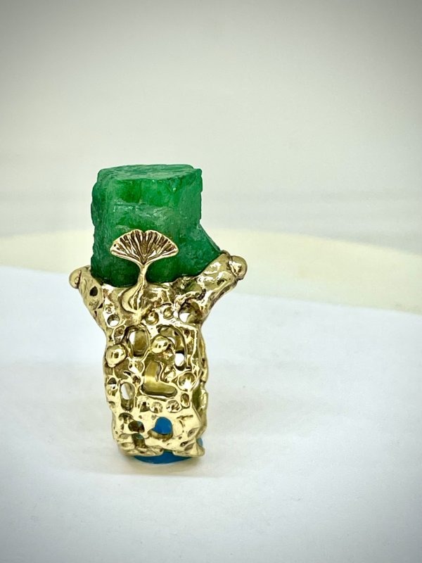 Anello in ottone e smeraldo grezzo. foglie di gingko biloba lo proteggono - immagine 6