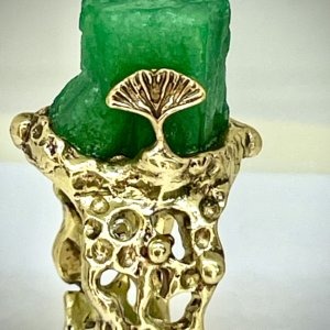 Anello in ottone e smeraldo grezzo. foglie di gingko biloba lo proteggono