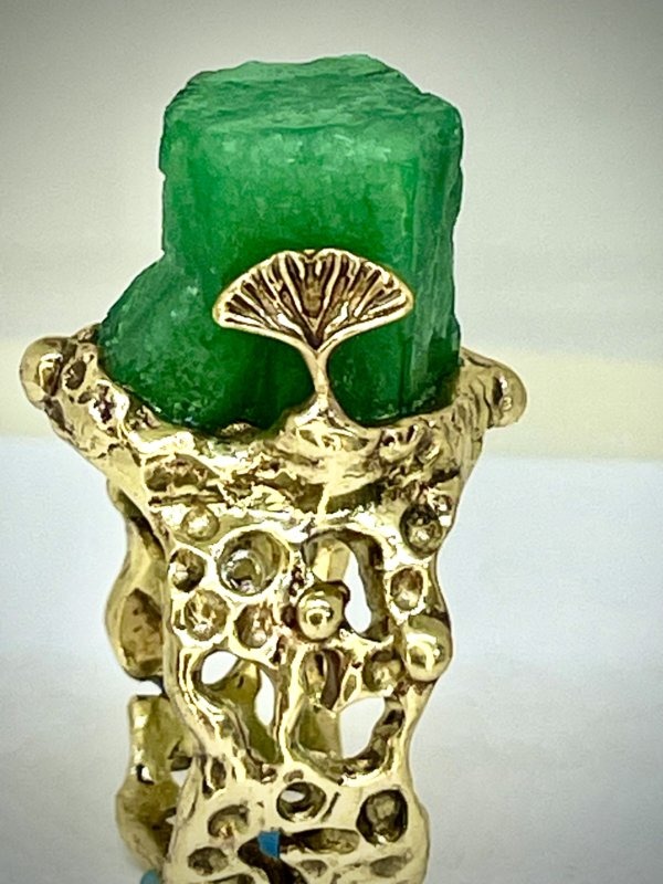 Anello in ottone e smeraldo grezzo. foglie di gingko biloba lo proteggono