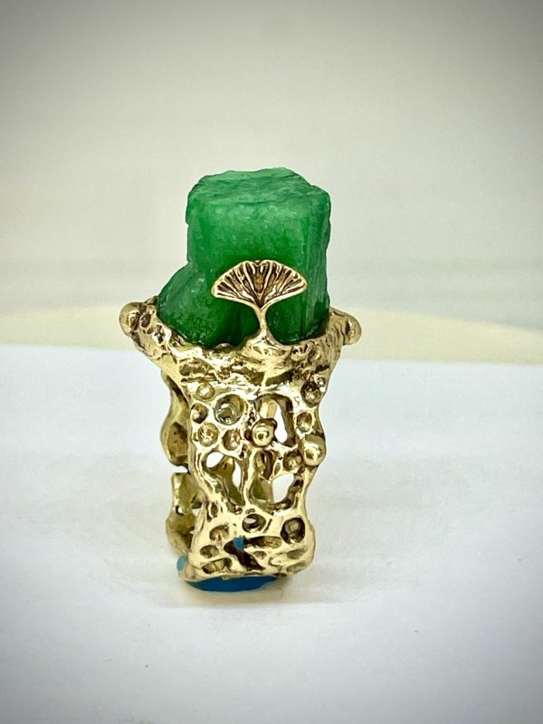 Anello in ottone e smeraldo grezzo. foglie di gingko biloba lo proteggono - immagine 9
