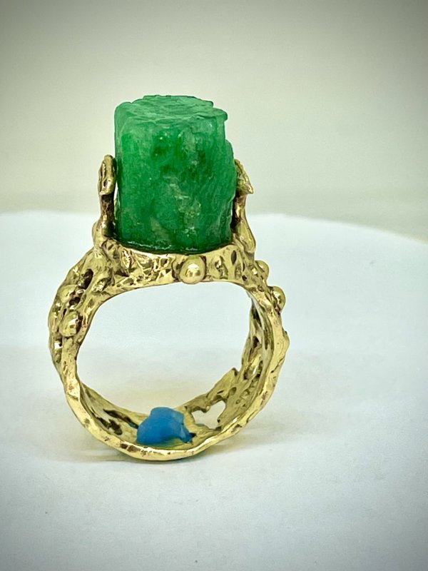 Anello in ottone e smeraldo grezzo. foglie di gingko biloba lo proteggono - immagine 10