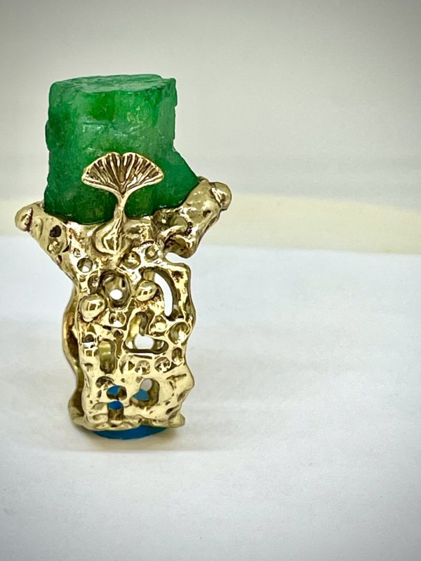 Anello in ottone e smeraldo grezzo. foglie di gingko biloba lo proteggono - immagine 4