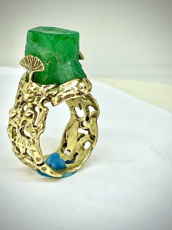 Anello in ottone e smeraldo grezzo. foglie di gingko biloba lo proteggono - immagine 3