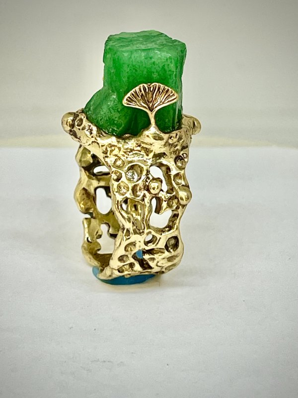 Anello in ottone e smeraldo grezzo. foglie di gingko biloba lo proteggono - immagine 2