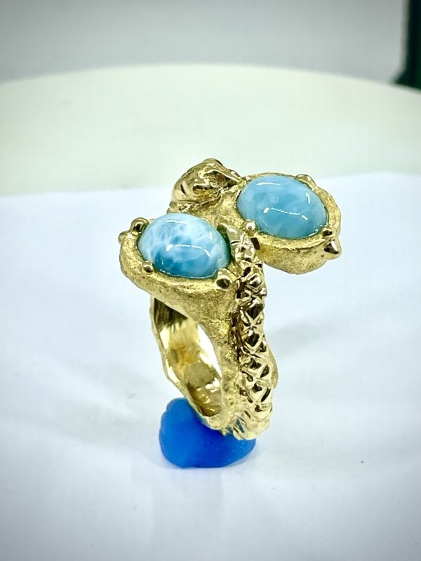 Anello in  ottone e Larimar con testa e coda di serpente - immagine 3